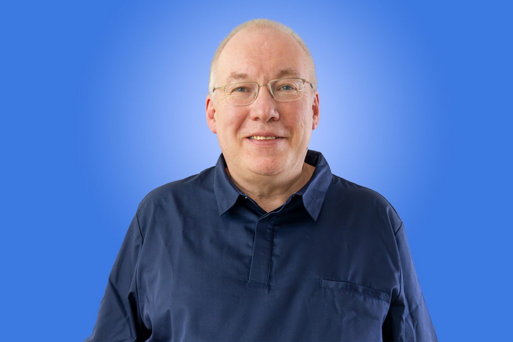 Das Bild zeigt Hartmut Benthin, den Praxisinhaber.